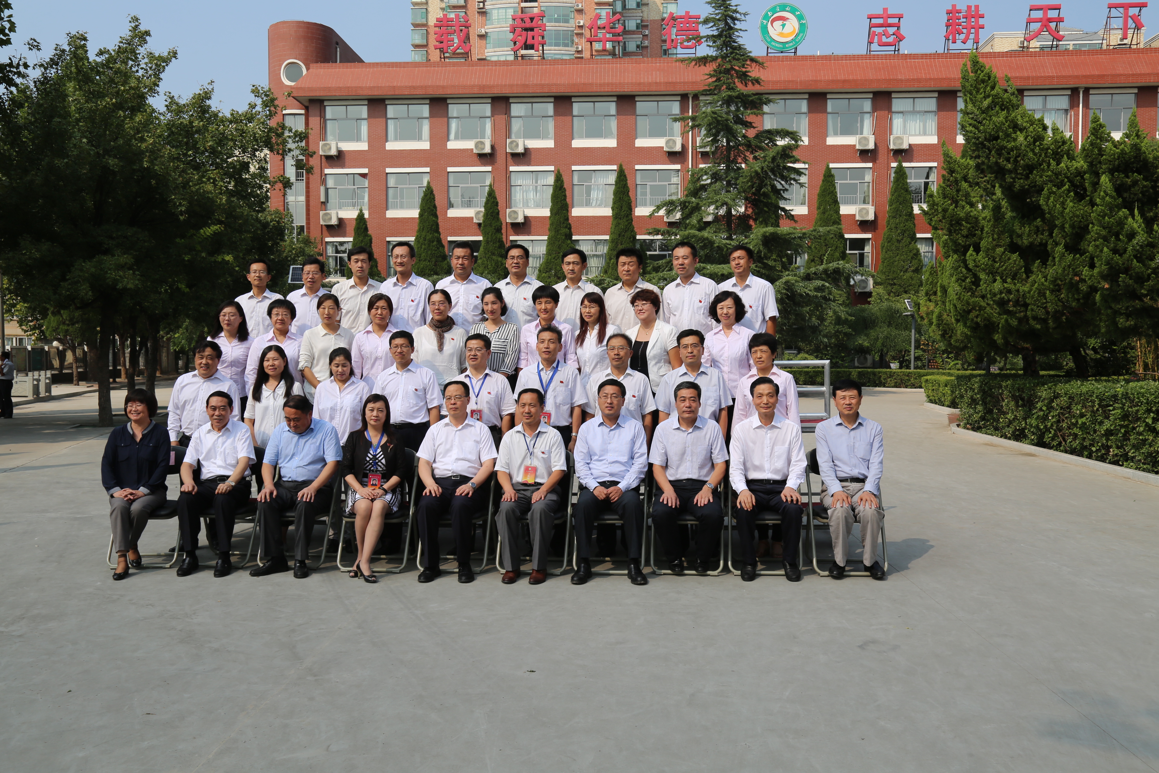 (图)孙伟到济南舜耕中学走访慰问教职员工