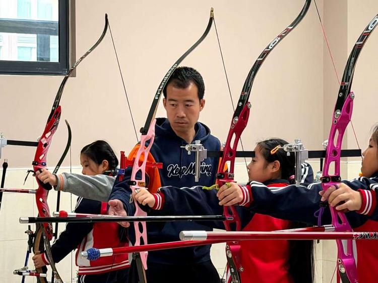 Retired sports champs start new chapter in Chinese schools