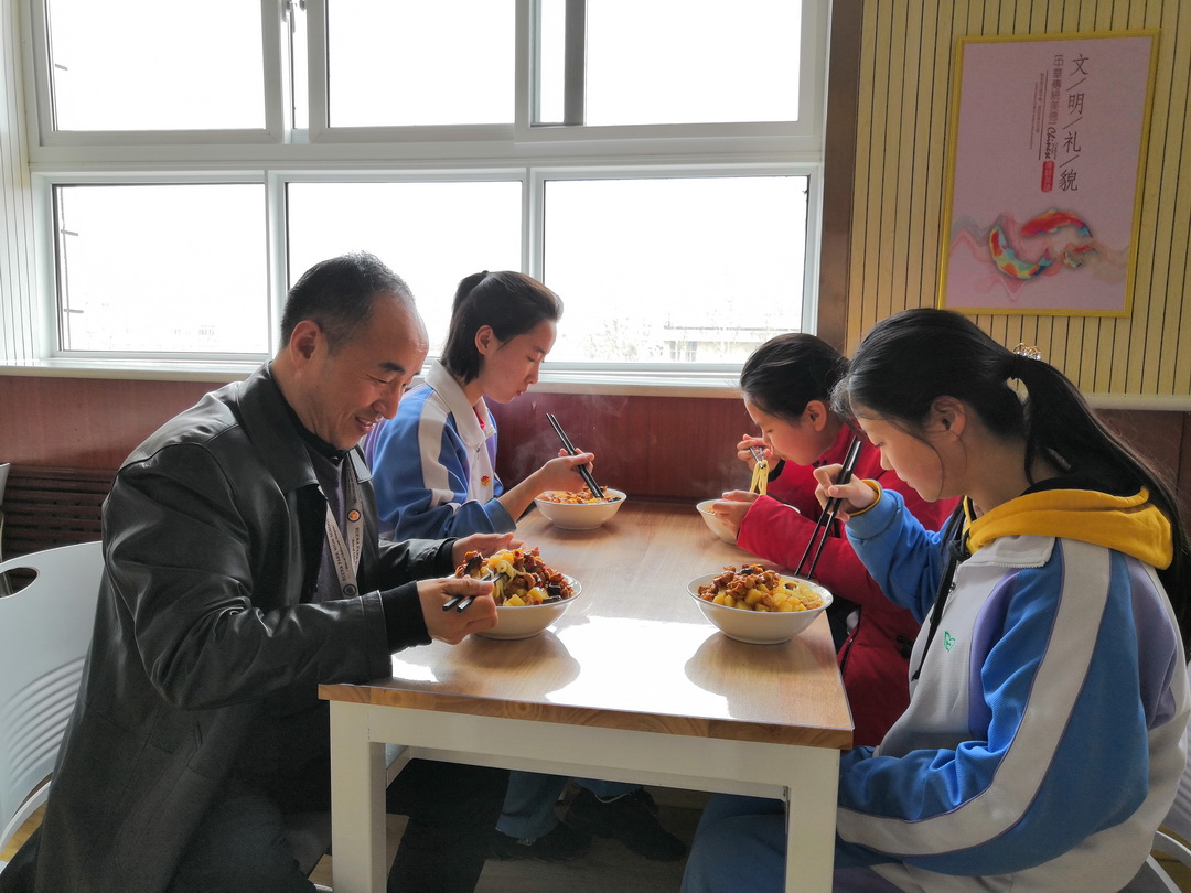 (图)济南回民中学实行干部陪餐制度