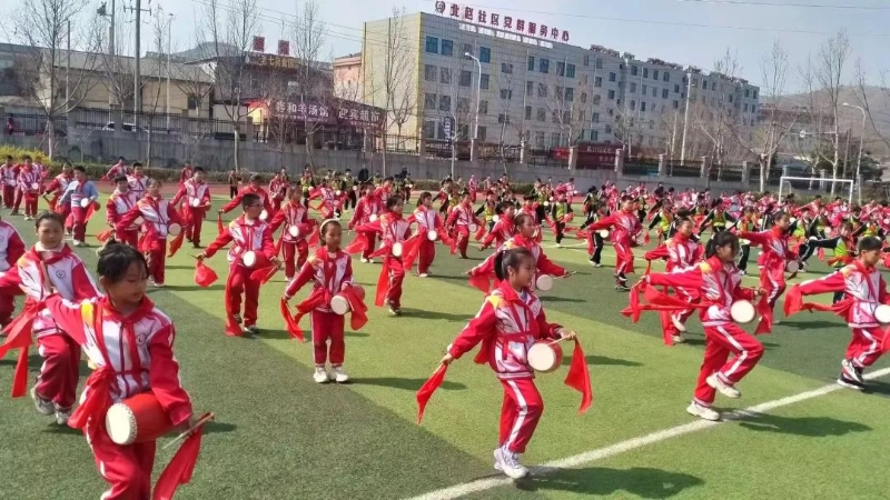里辛双全路小学的操场上，整齐划一的腰鼓声，震天响的号子声，充满着青春的朝气与活力，传统文化与体育教育，在这里完美融合！