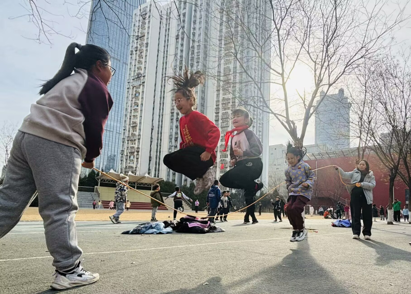 春日暖阳下，师生一起玩！在经纬学校的校园里，阳光大课间是孩子和老师们一起快乐运动的时光，分年级个性化阳光运动项目，让每一个孩子热情参与运动，收获强健体魄。