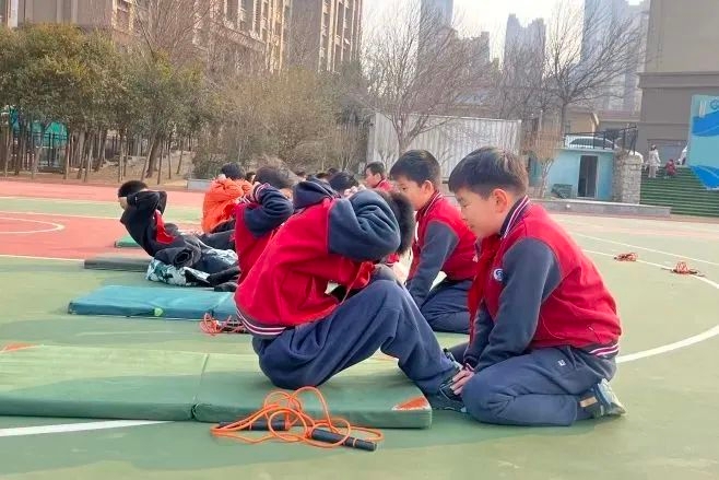 济南市市中区泉海小学，阳光大课间全新升级，跑步、跳绳、拉伸、往返跑，在这个万象更新的春季，让我们动起来，拥抱美好学习生活。