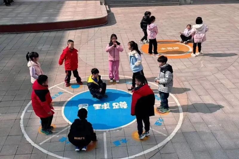 在济南市历下区盛和小学，下课铃一响，同学们或奔跑挑战体能，或投沙包比拼技巧，或玩萝卜蹲锻炼反应，学校还为各班级配备了益智玩具，让同学们的课间十分钟更加充实有趣。