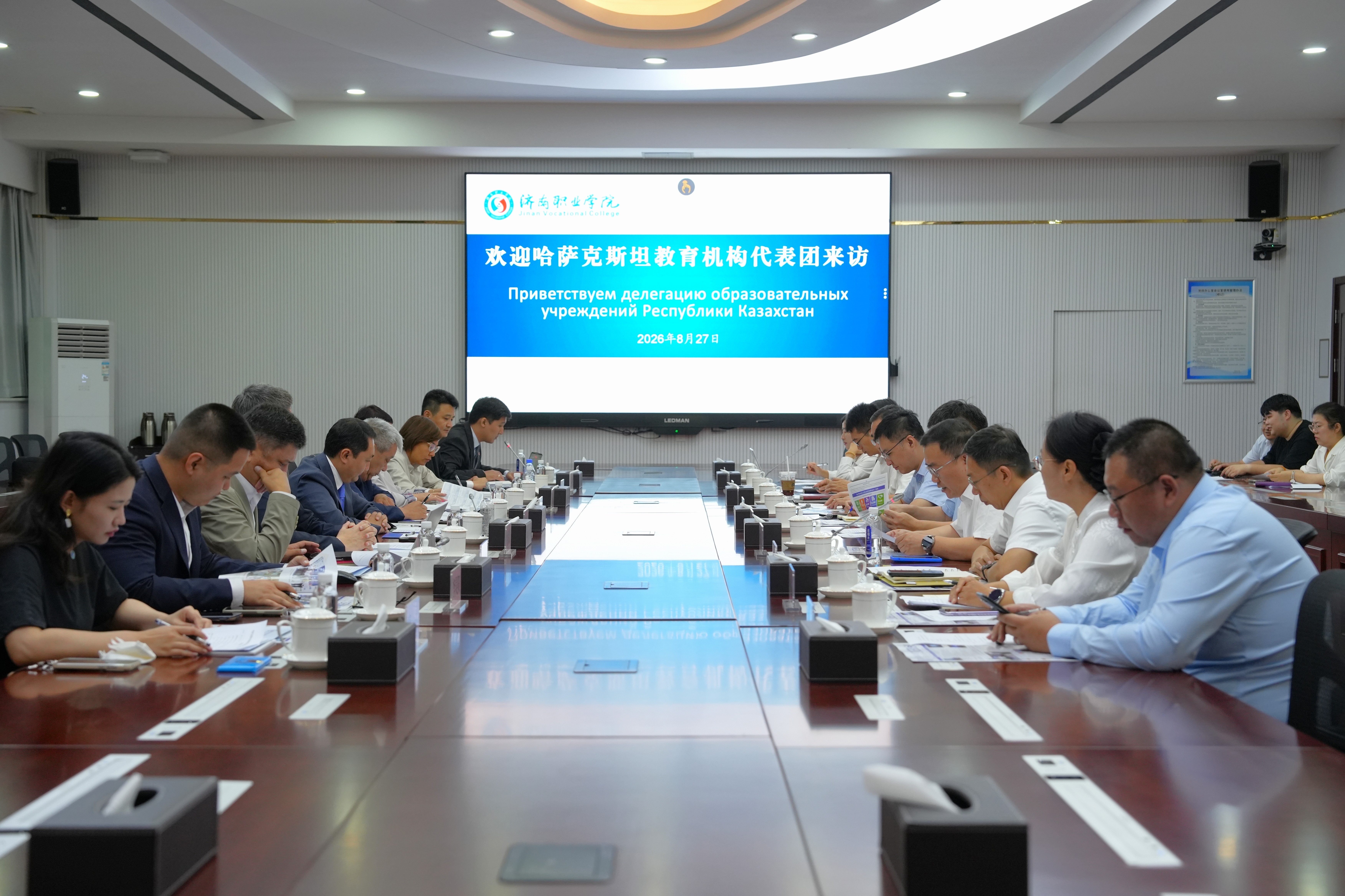 Delegation from Educational Institutions of the Republic of Kazakhstan Visits Jinan Vocational College for Exchange