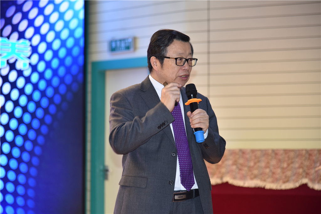 图济南回民中学邀请上海市嘉定二中校长周凤林来校做报告